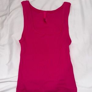 Skims hot pink ribbed tank. Size medium. Never worn